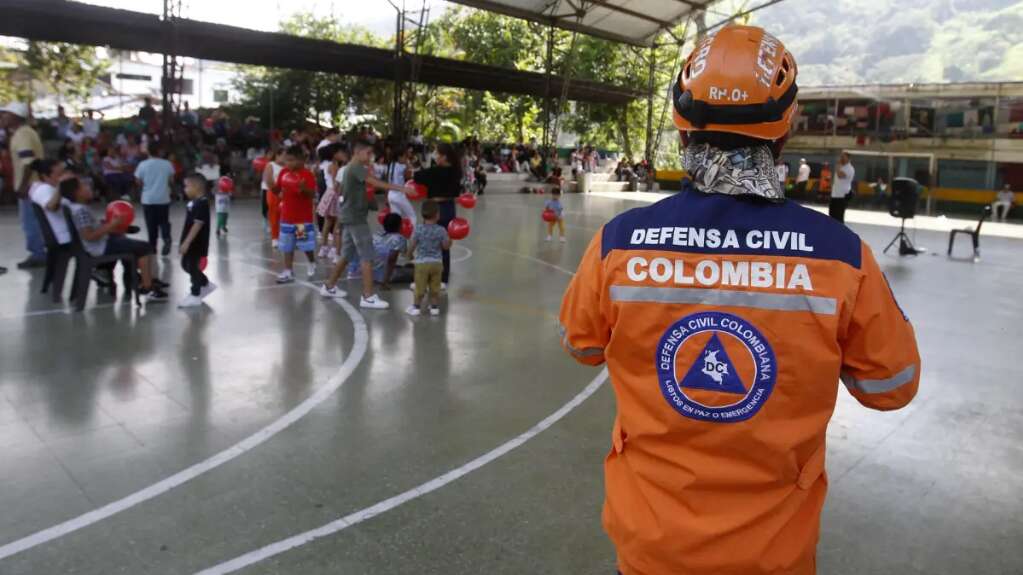Miles participan en una evacuación preventiva por Hidroituango en Colombia