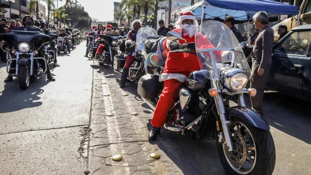 Motociclistas entregan juguetes a niños en la frontera norte de México