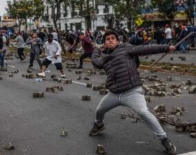 Muere una persona en unas protestas en el sur de Perú que reclaman el adelanto de elecciones