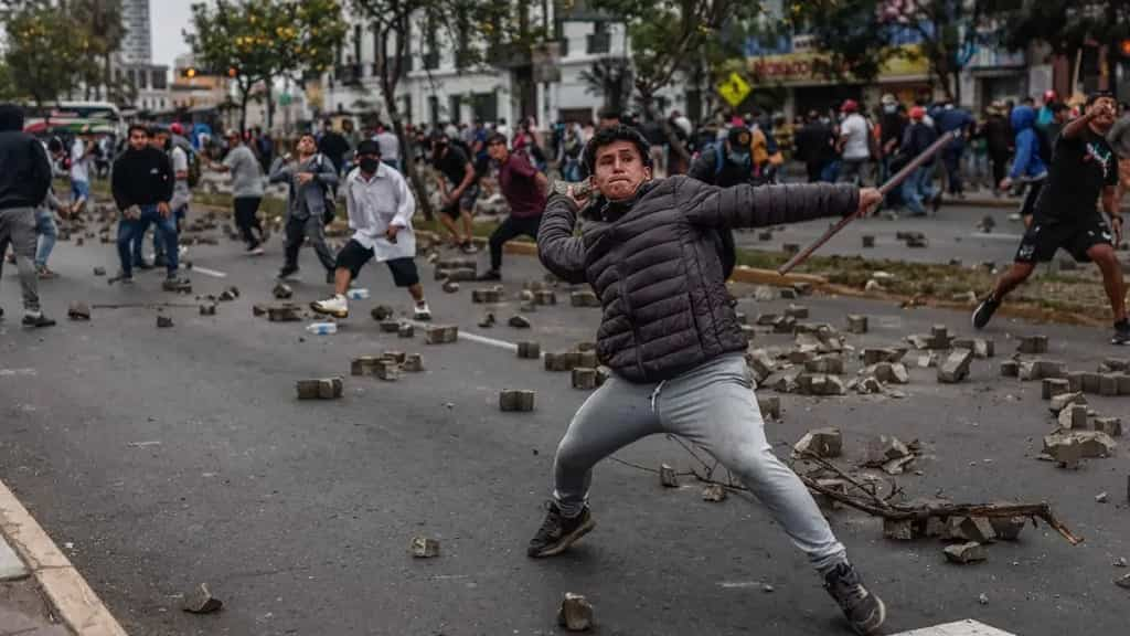 Muere una persona en unas protestas en el sur de Perú que reclaman el adelanto de elecciones