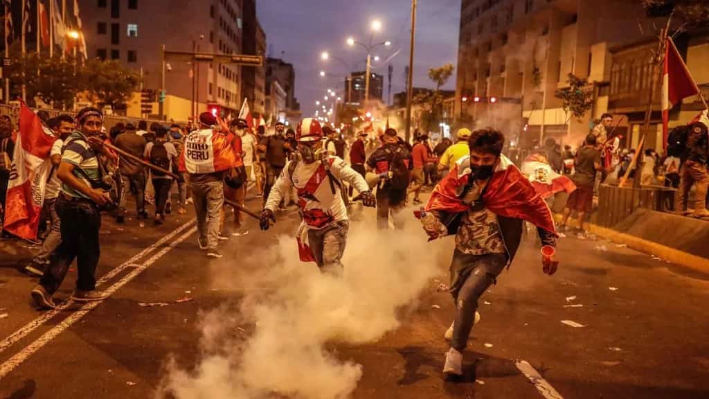 Muere una segunda persona en las protestas en Perú por el adelanto de las elecciones