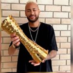 Neymar recoge trofeo para Pelé como el ‘Jugador de la historia’
