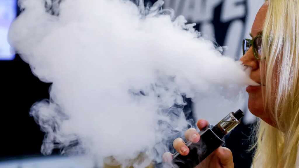 Países Bajos prohibirá los cigarrillos electrónicos de sabores desde octubre de 2023