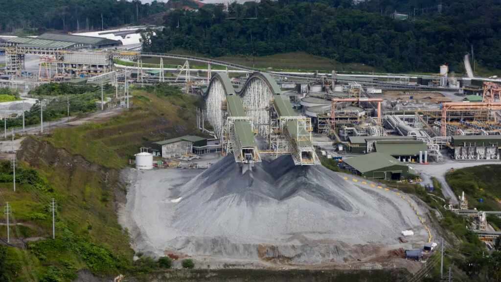 Panamá y una minera canadiense reanudan conversaciones sobre el futuro de una gran mina
