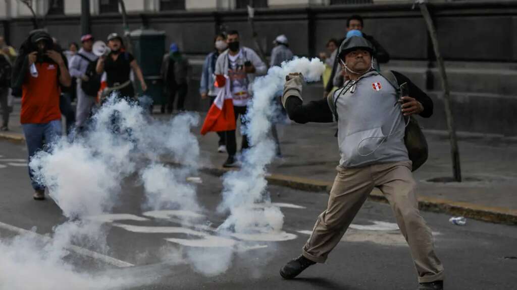 Perú se sume en ola de violencia con siete muertos y un centenar de policías heridos