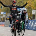 Pogacar gana con autoridad la prueba en línea y Ayuso la de eliminación