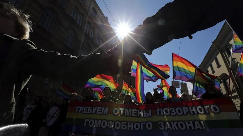 Putin firma la ley que prohíbe la propaganda propaganda LGBTQ