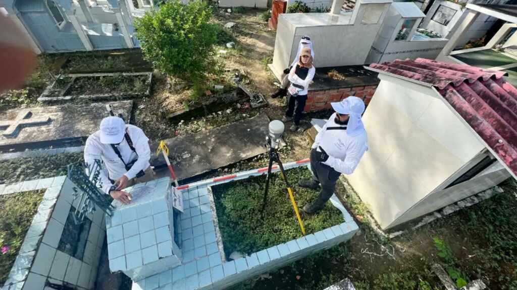 Recuperan cuatro cuerpos de personas desaparecidas en un cementerio colombiano