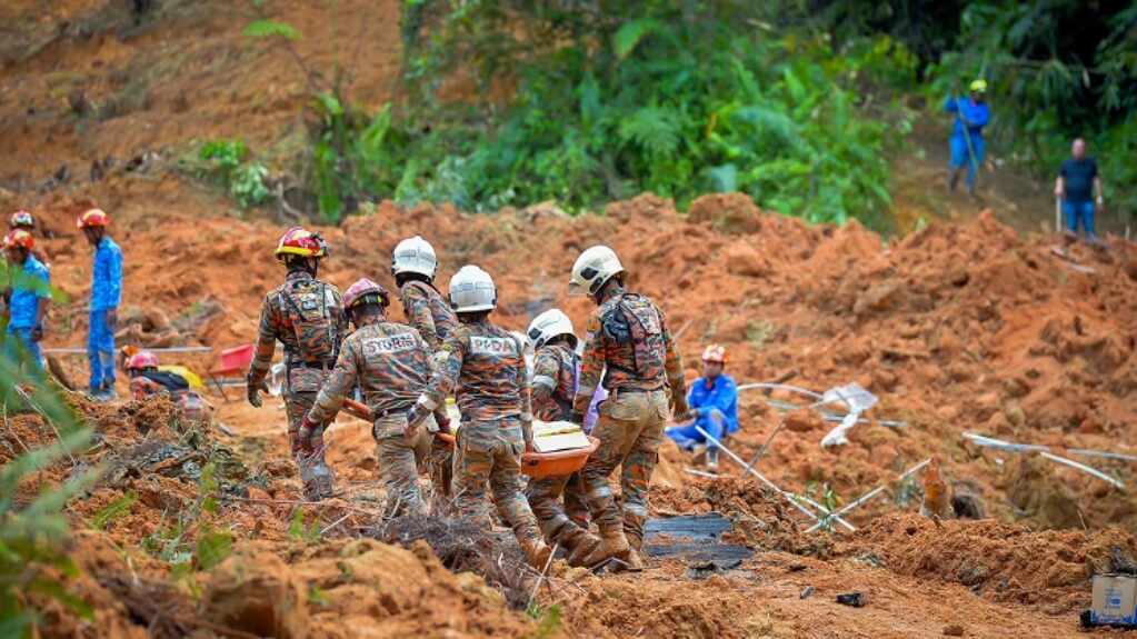 Suben a 30 los muertos tras la avalancha en un campin de Malasia