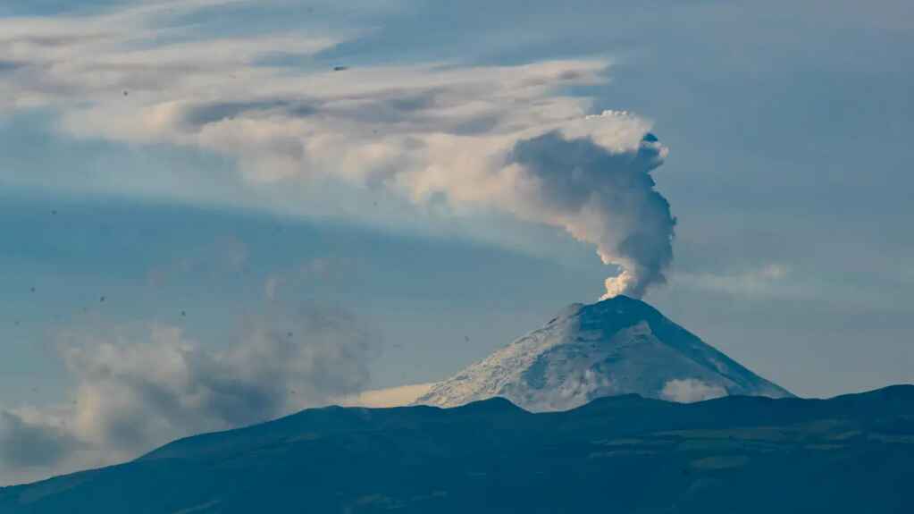 Volcán Cotopaxi emana columna de 900 metros de vapor y poca ceniza