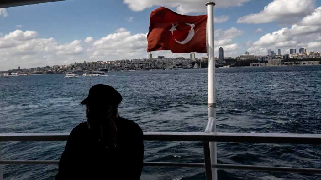 Turquía rescata a 43 migrantes en el mar y acusa a Grecia de expulsarlos