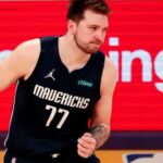 Un Doncic desatado hunde los Rockets con 50 puntos
