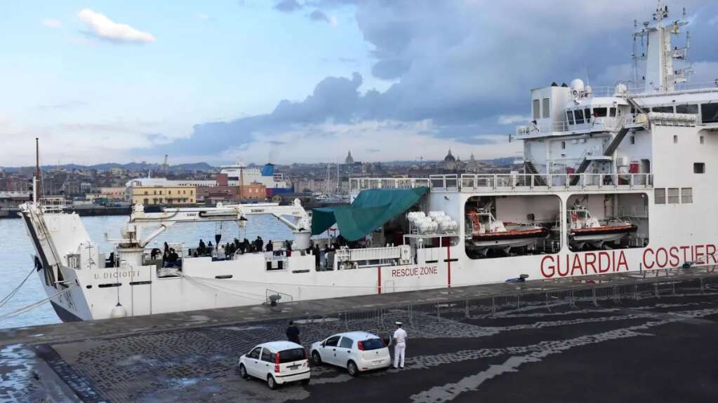 Un barco con 43 migrantes naufraga en Lampedusa y muere una niña de dos años