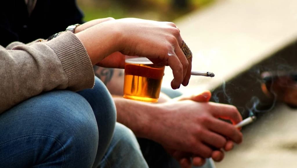 Un estudio detalla cómo fumar y beber eleva riesgo de cáncer cuello y cabeza