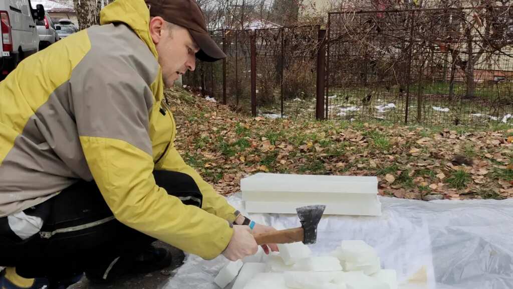 Voluntarios ucranianos fabrican velas de trinchera para apoyar a los soldados