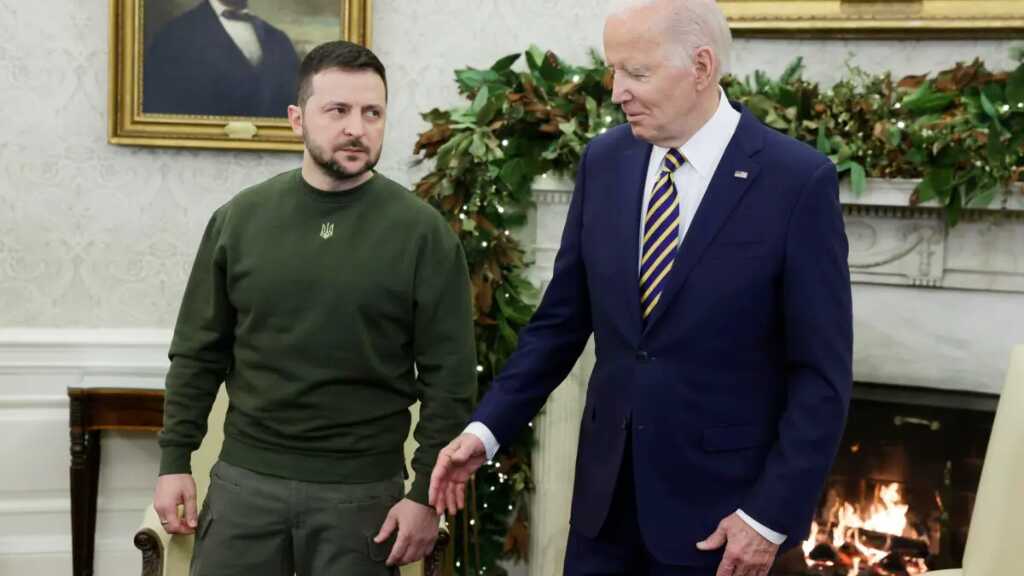 Zelenski entrega a Biden una medalla de un capitán del Ejército ucraniano