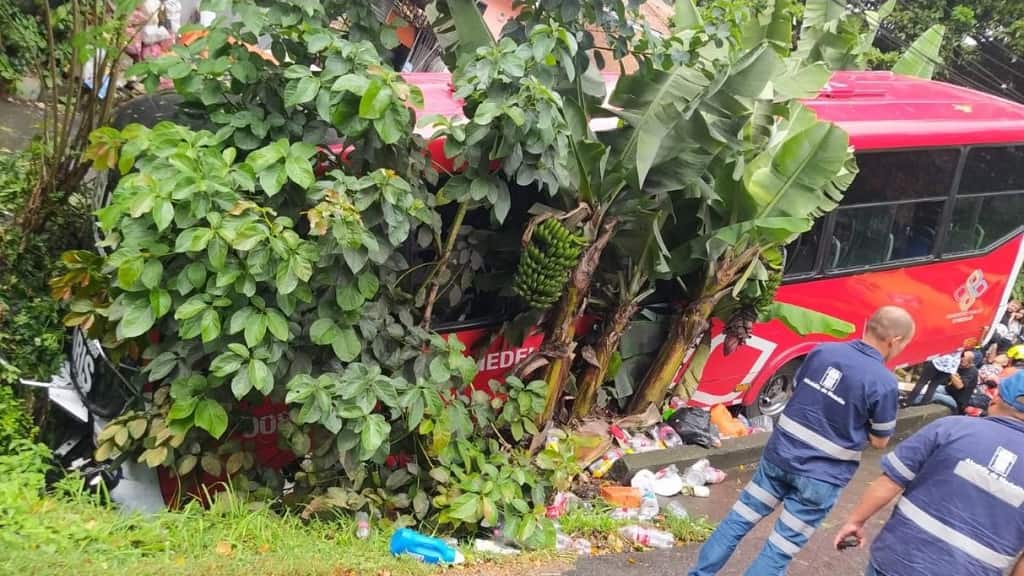 Accidente de bus de París en canalización del barrio Robledo 