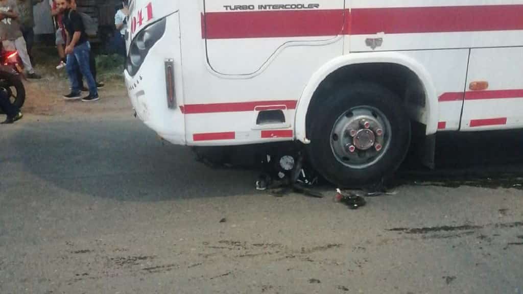 En choque con bus murió motociclista en la vía vieja de Caldas
