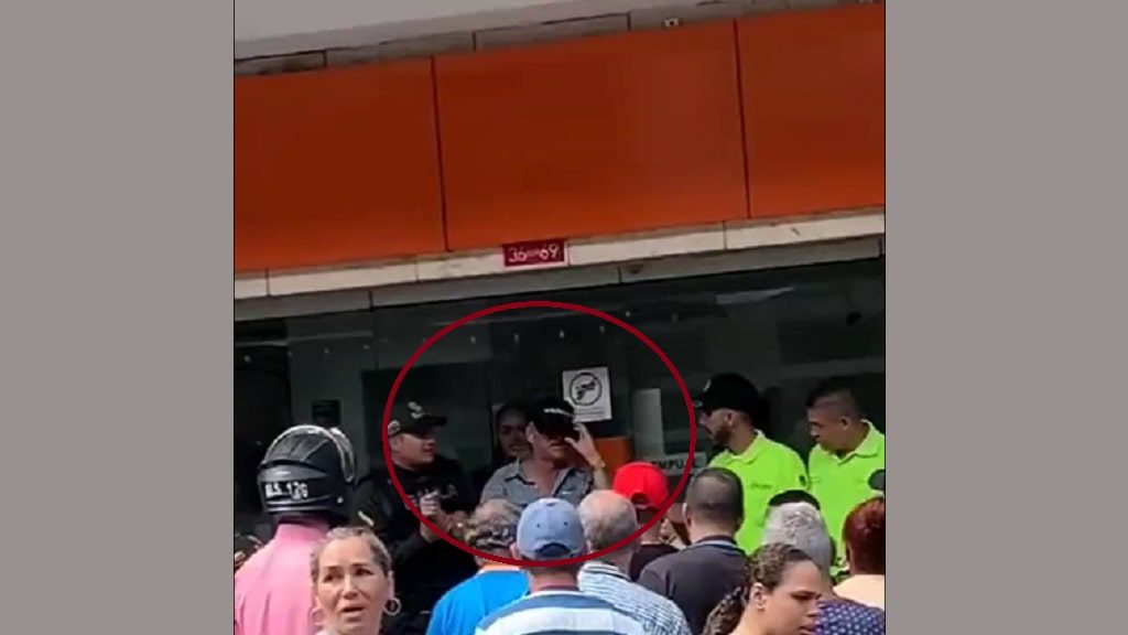 Parque de Envigado- hombre grabando partes de una niña