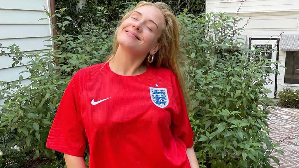 Adele hace ‘votos de silencio’ mientras se aguanta su fervorosa pasión por Inglaterra