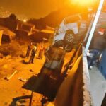 La Argelia Alta, quito- vehículo cayó sobre techo de una vivienda
