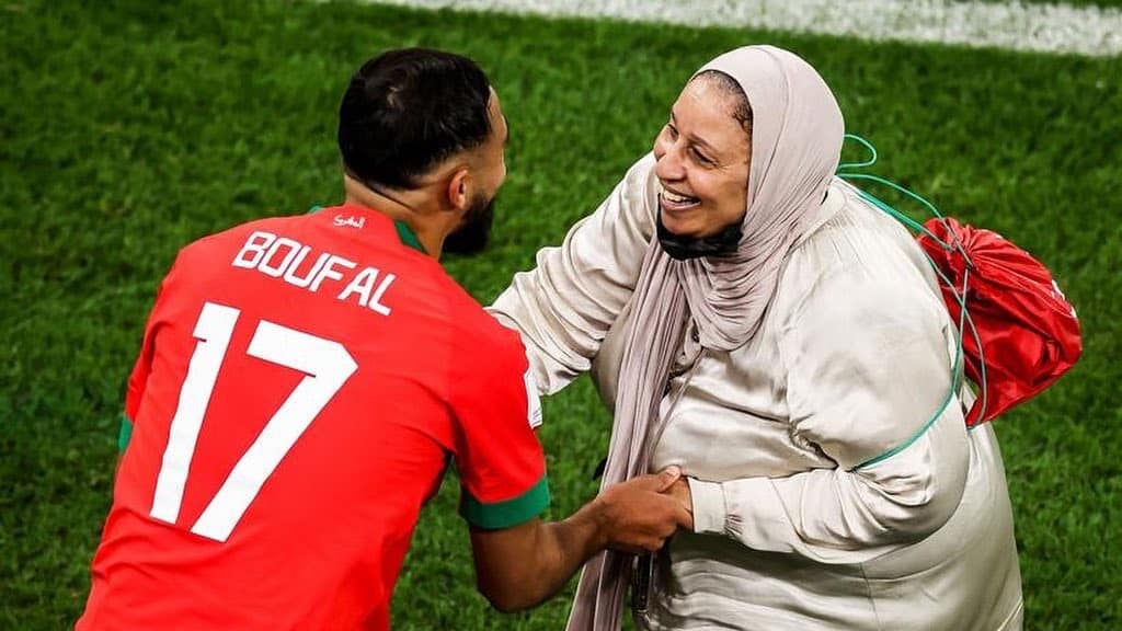 Sofiane Boufal - jugador baila con su mamá en Qatar: "“Ella sacrificó su vida por mí"