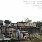 Impresionante volcamiento de un bus en Aguachica deja varios heridos