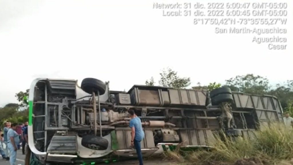 Impresionante volcamiento de un bus en Aguachica deja varios heridos