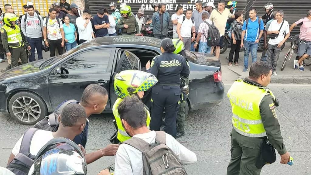 Cali- asesinato al interior de un carro negro- calle 34