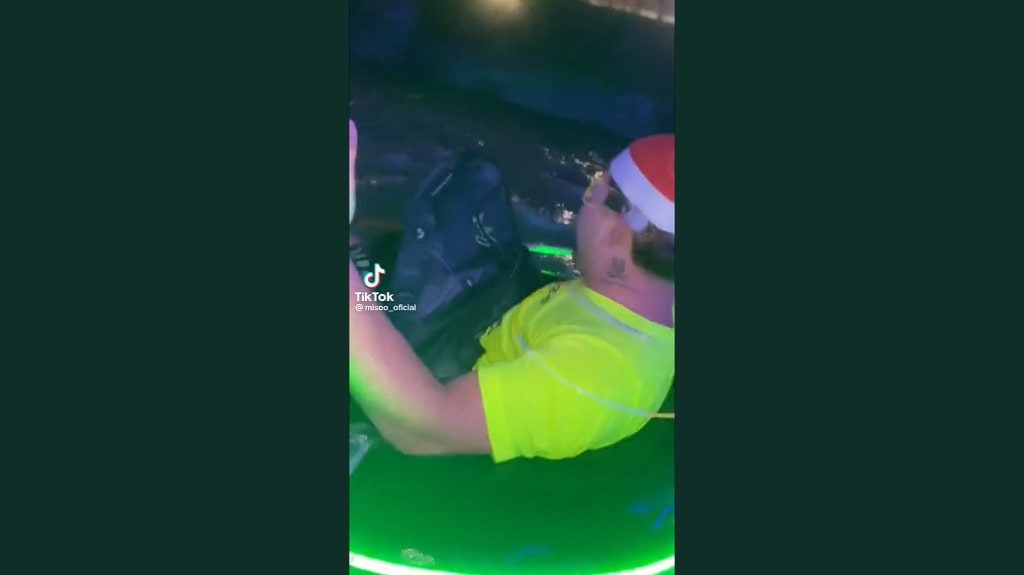 En flotador, tres hombres se dieron tour de alumbrados en río Medellín