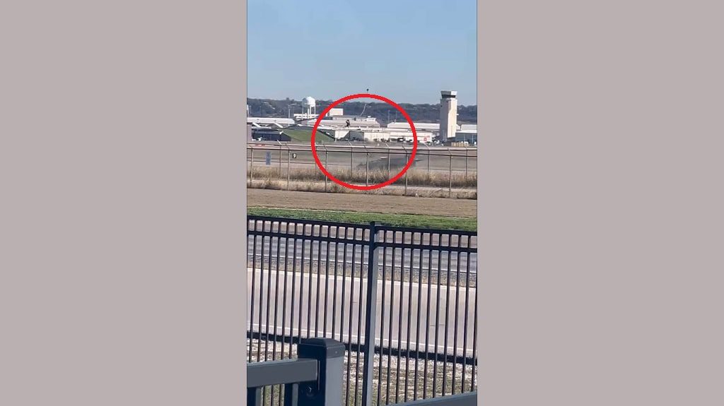 Fort Worth- piloto sale disparado de avión de combate