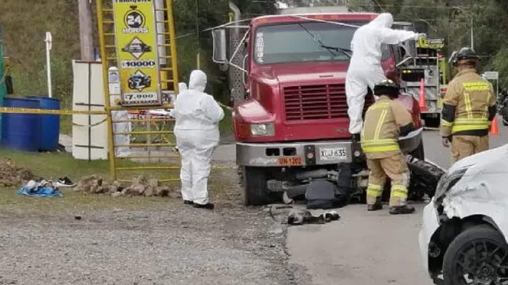 Accidente- vía Guarne-Aeropuerto JMC - DOS MUERTOS