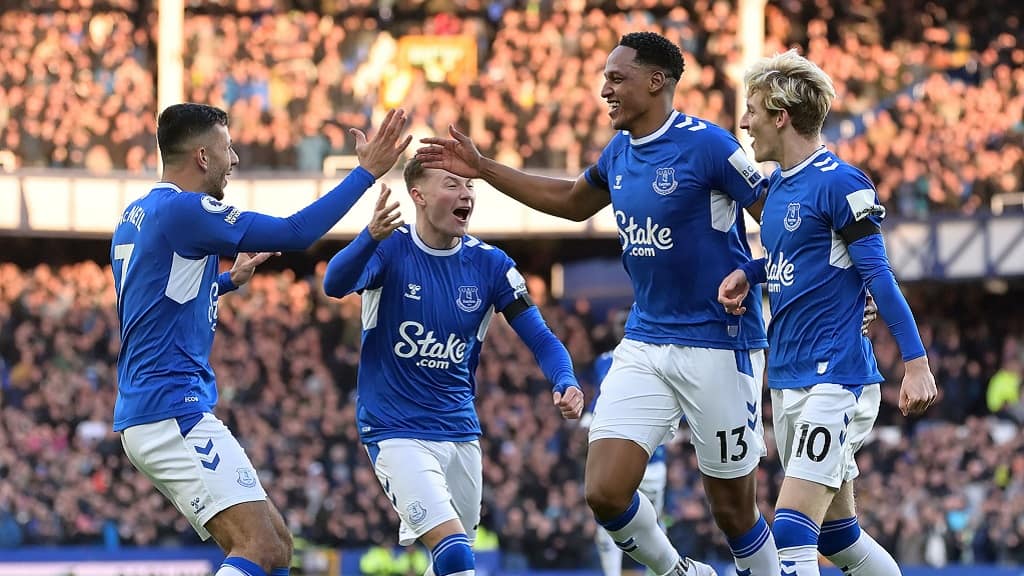 Yerry Mina preocupa en Everton tras no poder completar los 90 minutos