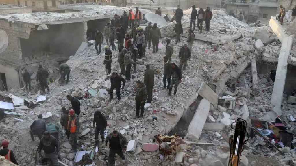 Al menos diez muertos en el derrumbe de un edificio en el norte de Siria