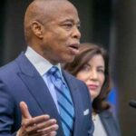 Arremeten contra el alcalde de Nueva York por «borrar» a los inmigrantes de su agenda
