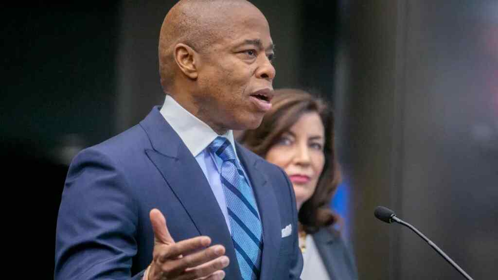 Arremeten contra el alcalde de Nueva York por «borrar» a los inmigrantes de su agenda