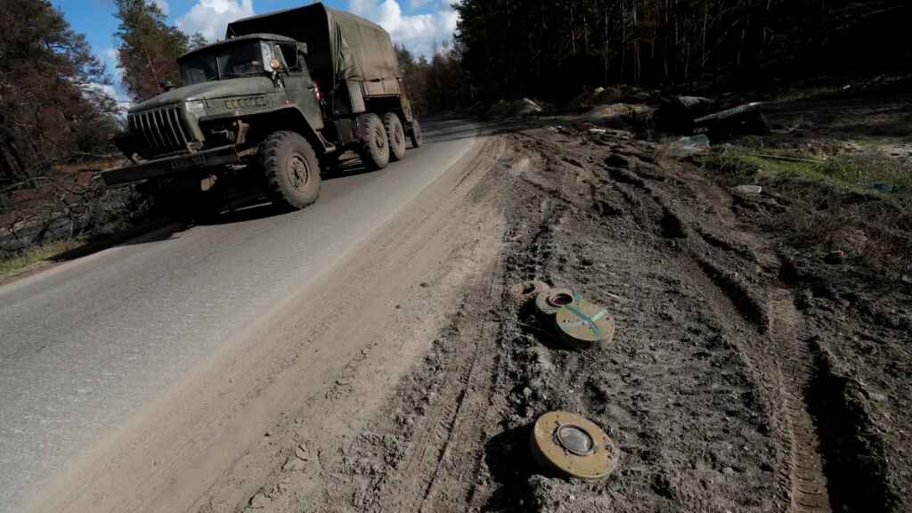 Artificieros ucranianos se enfrentan al reto de desminar un tercio del país