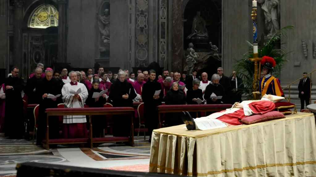 Benedicto XVI es despedido por miles de fieles en la basílica de San Pedro