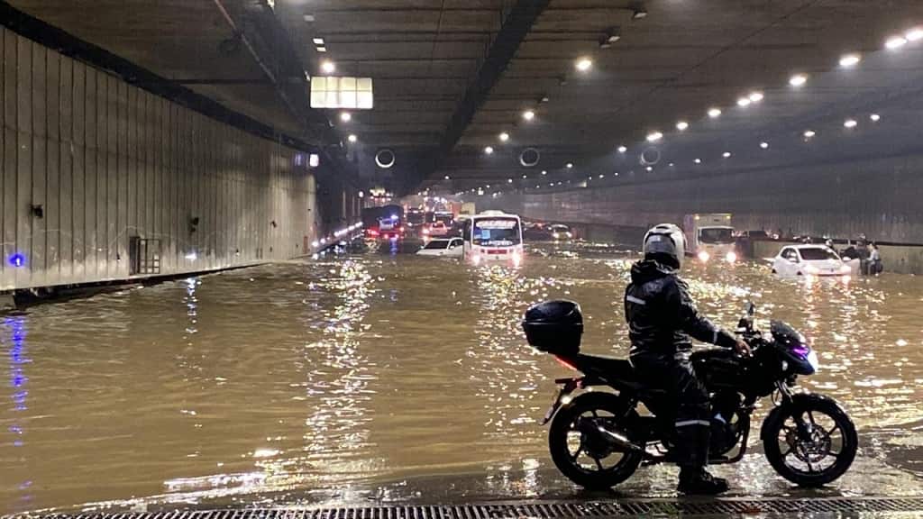 Inundado soterrado de Parques del Río - carros atrapados- martes 17 de enero