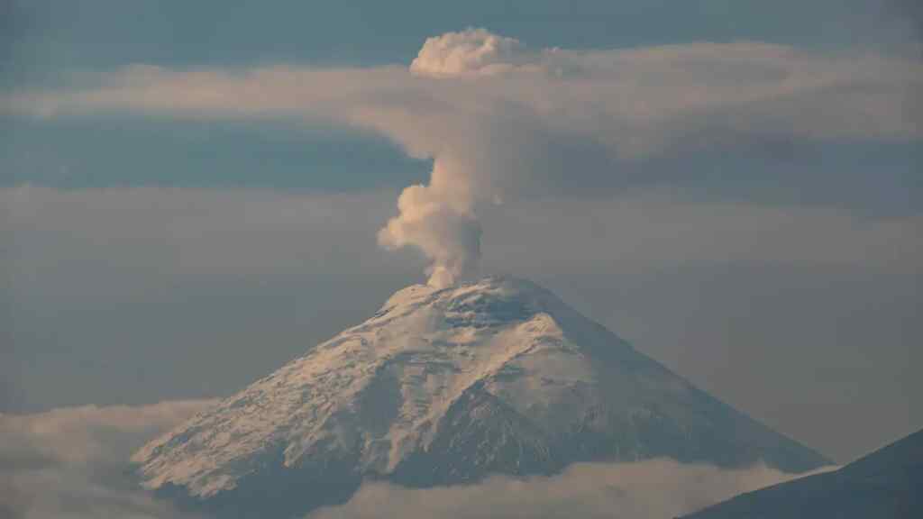 Cae ceniza en localidades de Ecuador cercanas al volcán Cotopaxi