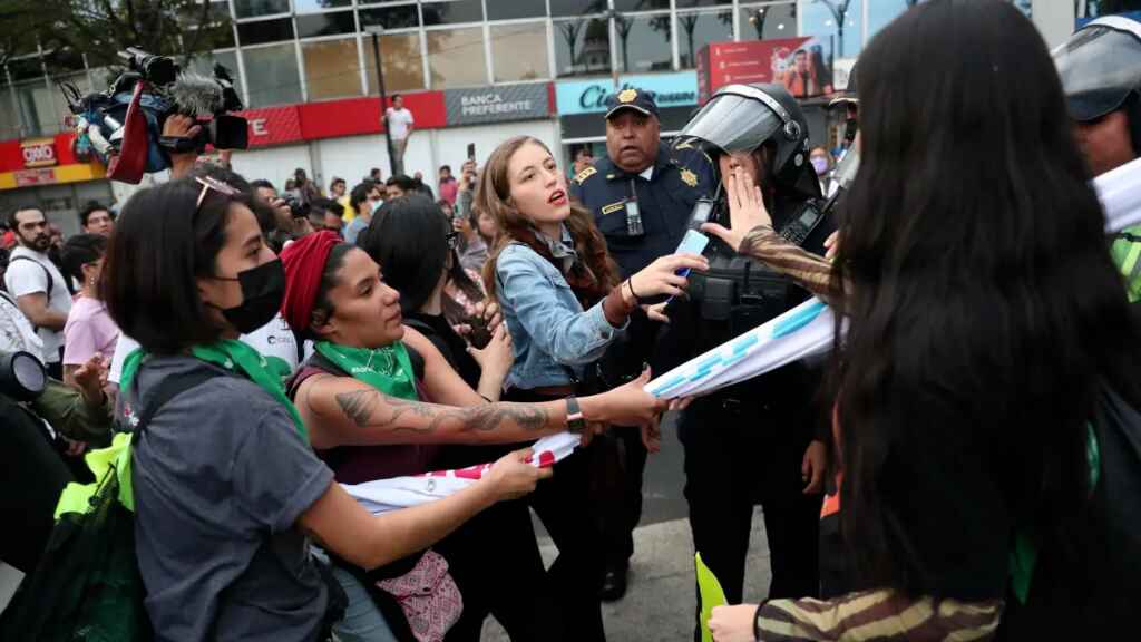 Cientos marchan en Ciudad de México para sacar al Ejército del metro