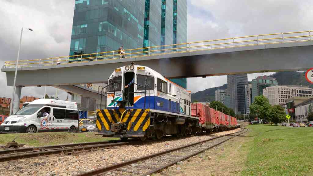 Colombia firma un memorando con Reino Unido para la reactivación ferroviaria (1)