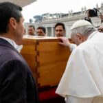 Con Francisco ante el ataúd de Benedicto XVI, acaba la era de los «dos papas»