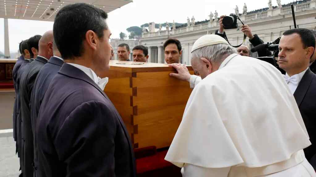 Con Francisco ante el ataúd de Benedicto XVI, acaba la era de los «dos papas»