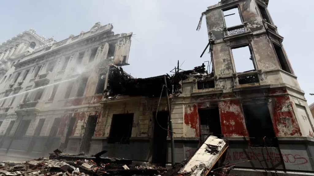 Continúa la labor de extinción de un incendio en una casa de Lima que ardió en las protestas