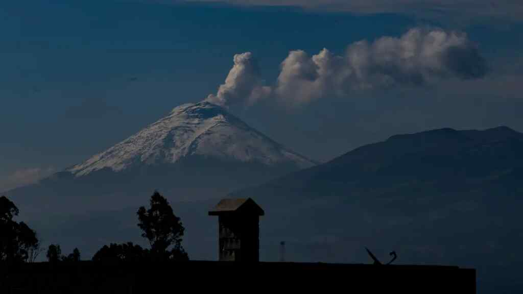 El Cotopaxi forma columna de gases de 2 kilómetros en los Andes de Ecuador