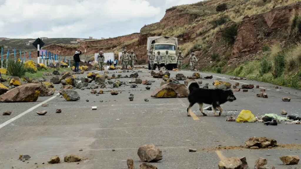 El Gobierno de Perú advierte que la Policía y las FFAA desbloquearán las vías