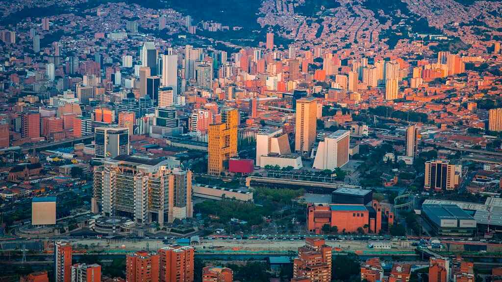 El Gobierno trata de lograr la «paz urbana» con 12 grupos criminales de Medellín