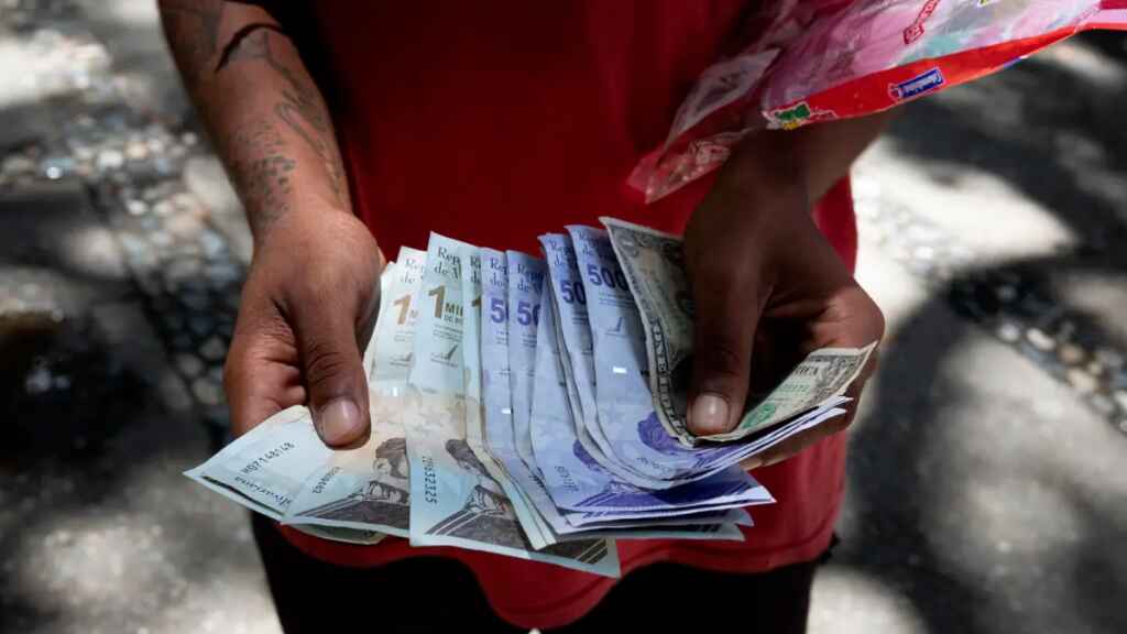 El bolívar de Venezuela se deprecia 9,7 % frente al dólar en lo que va de año