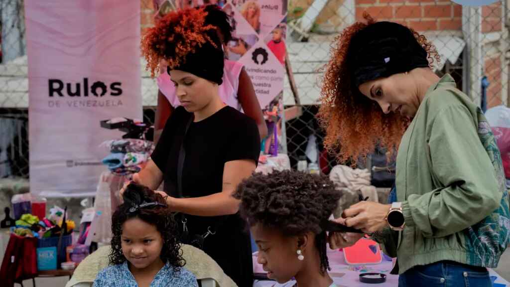 El cabello afro, una forma de activismo que cobra fuerza en Venezuela